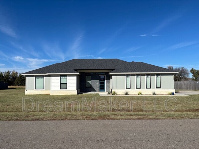 1035 Flowers Dr in Goldsby, OK - Foto de edificio - Building Photo