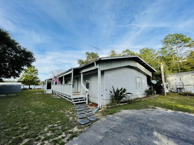 383 Vanderheide Rd in Defuniak Springs, FL - Foto de edificio - Building Photo