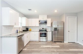 618 Maple Way, Unit A in Houston, TX - Building Photo - Building Photo