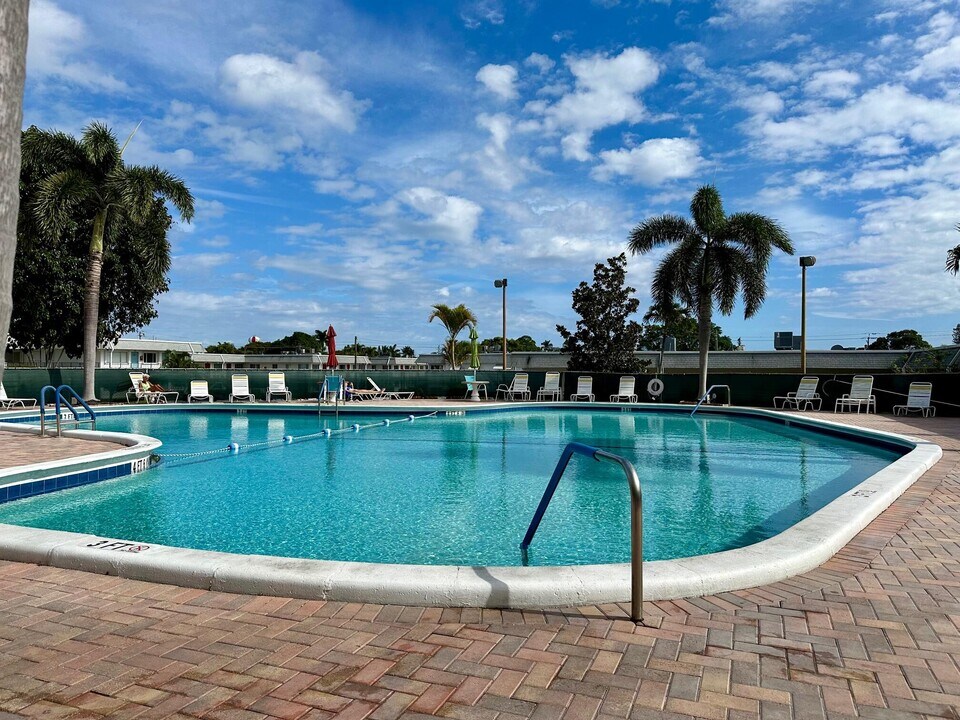 2880 Lake Osborne Dr in Lake Worth Beach, FL - Building Photo