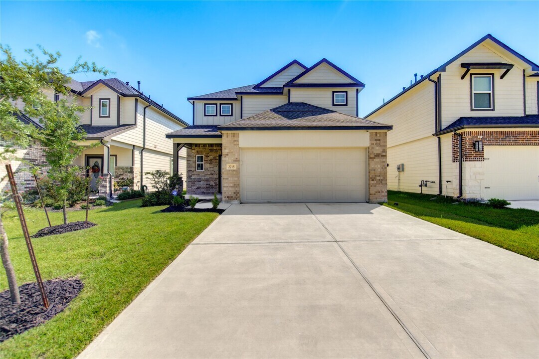 2215 Emerald Diamond Ct in Fresno, TX - Building Photo