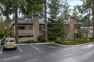 Towne Square Condominiums in Bellevue, WA - Building Photo - Building Photo