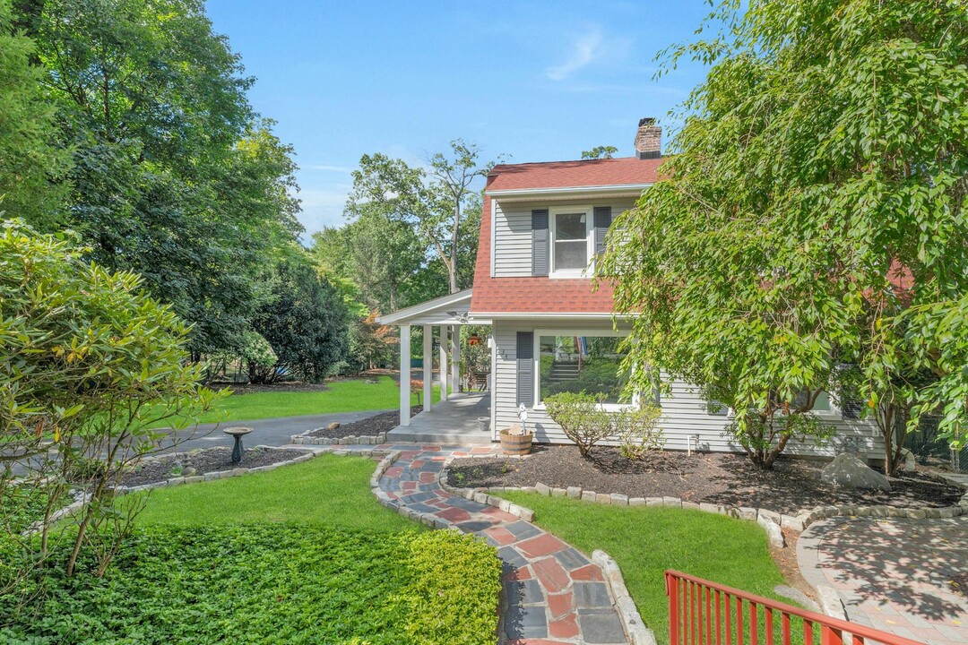 34 Forest Ave in Montvale, NJ - Building Photo