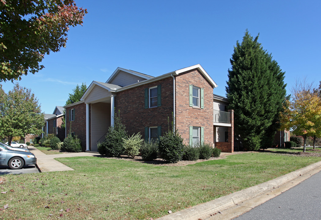 Catawba Place in Hickory, NC - Foto de edificio