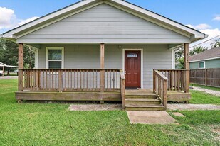412 Stowell St in Anahuac, TX - Building Photo