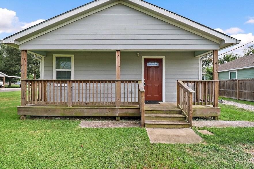 412 Stowell St in Anahuac, TX - Building Photo