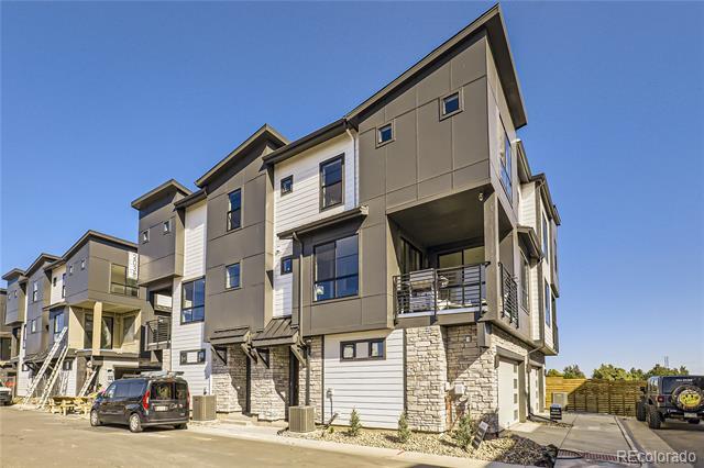 2038 S Holly St in Denver, CO - Foto de edificio