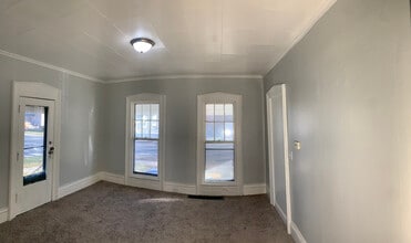 131 Caledonia St, Unit 1 in Lockport, NY - Foto de edificio - Building Photo