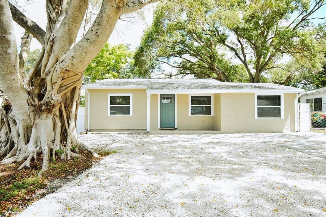 1000 8th Ave SW in Largo, FL - Building Photo