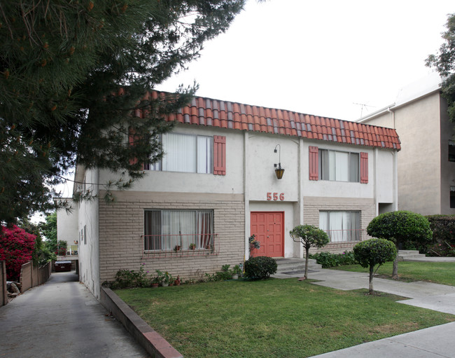 556 Glenwood Rd in Glendale, CA - Foto de edificio - Building Photo