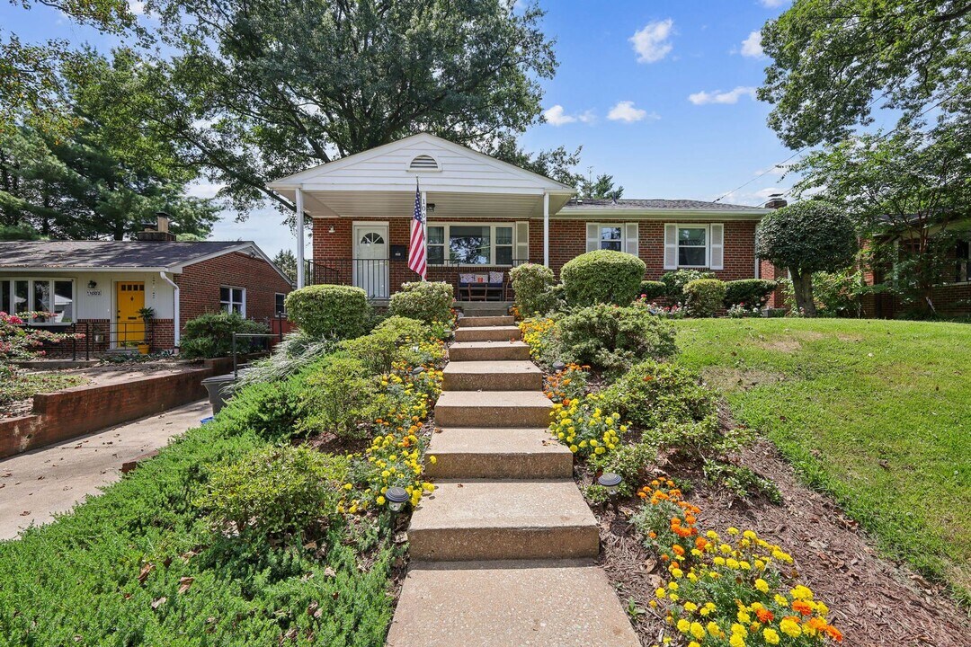 1004 Stirling Rd in Silver Spring, MD - Building Photo