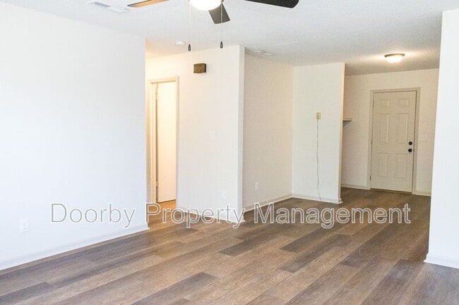 6404 Middle Dr in Chattanooga, TN - Foto de edificio - Building Photo