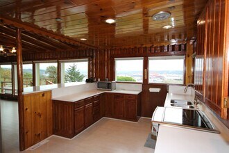 1002 Browns Point Blvd NE in Tacoma, WA - Building Photo - Building Photo