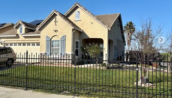 351 Summer Garden Way in Sacramento, CA - Building Photo