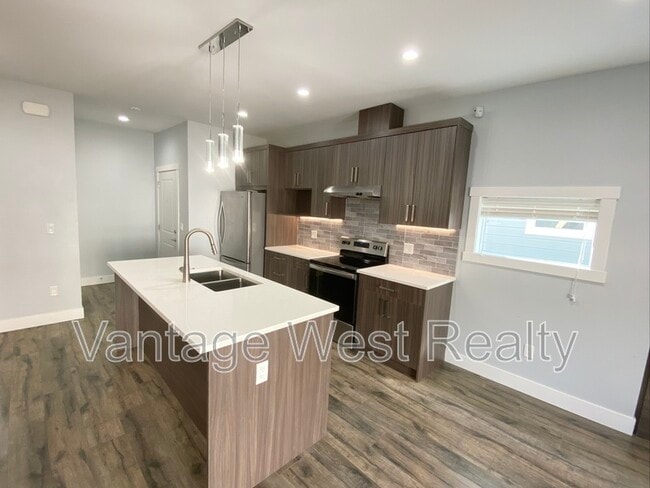 1056-1056 Martin Ave in Kelowna, BC - Building Photo - Building Photo