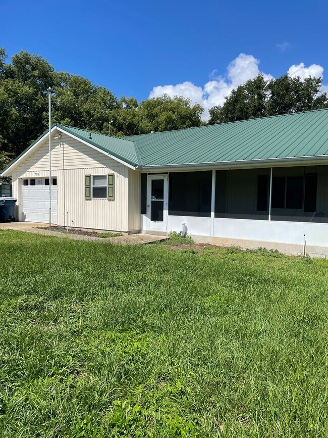 709 N Rockingham Ave-Unit -Tavares  3 bedroom 2 bath home. in Tavares, FL - Foto de edificio - Building Photo