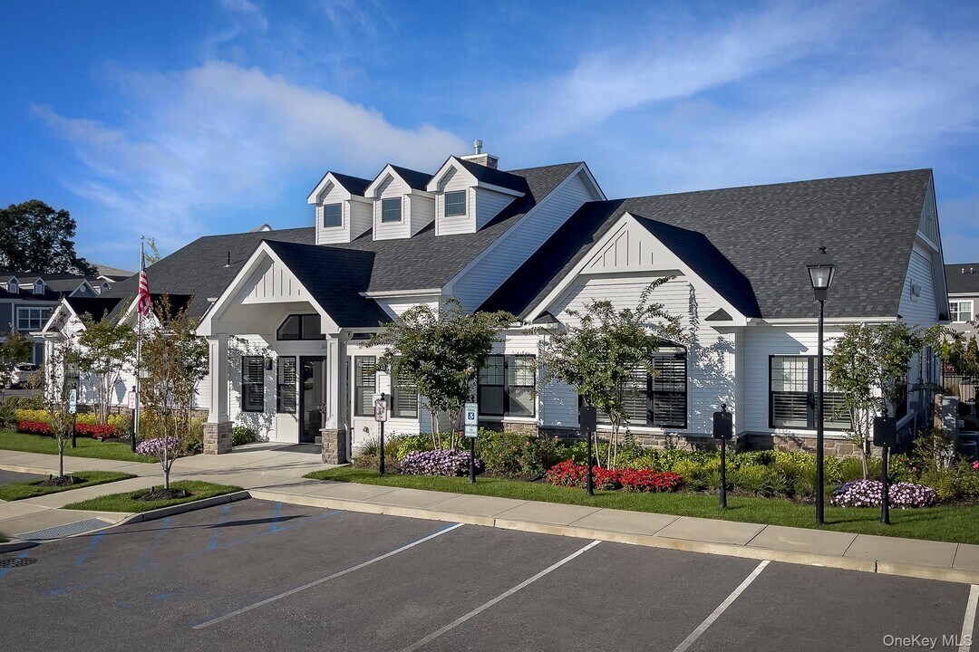 159 Sutton Ct in Deer Park, NY - Building Photo