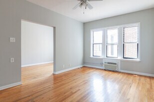 722 W Addison St, Unit 3S in Chicago, IL - Building Photo