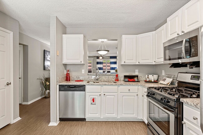 The Addison at Sandy Springs in Sandy Springs, GA - Foto de edificio - Building Photo