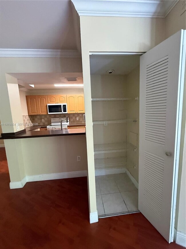 7165 NW 186th St in Hialeah, FL - Foto de edificio - Building Photo