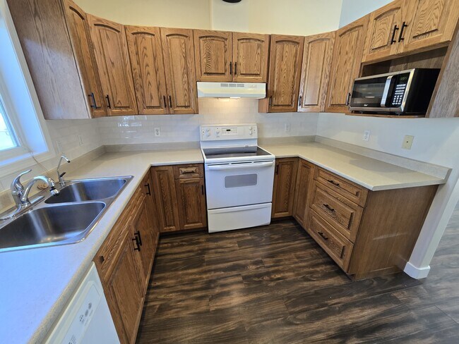 9628-9698 98 St in Fort St John, BC - Building Photo - Building Photo