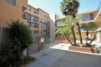 8123 - Sepulveda Apartments in Van Nuys, CA - Foto de edificio - Building Photo