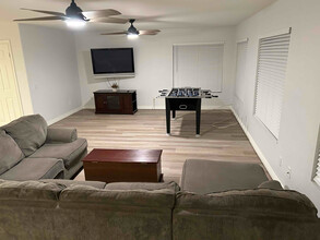 12693 Oakdale St in Corona, CA - Foto de edificio - Building Photo