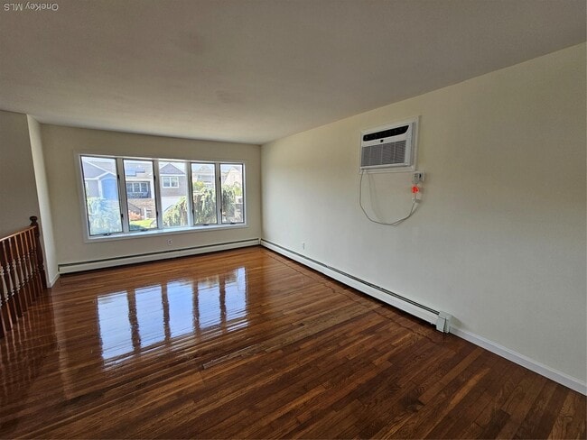 2403 Hampton Ave in Seaford, NY - Building Photo - Building Photo