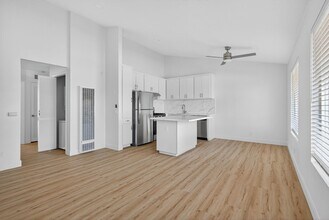 1066 Coronado Ave in Long Beach, CA - Building Photo - Building Photo