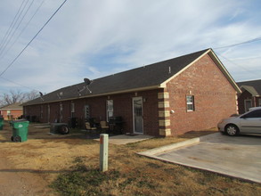 211 W E Ave in Cache, OK - Building Photo - Building Photo