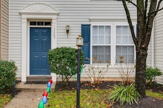 13665 St Johns Wood Pl in Herndon, VA - Building Photo - Building Photo