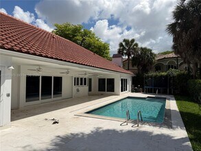 4934 NW 94th Doral Pl in Doral, FL - Foto de edificio - Building Photo