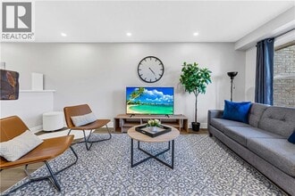 2258 Manchester Dr in Burlington, ON - Building Photo - Building Photo