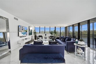 900 NE Spanish River Blvd in Boca Raton, FL - Foto de edificio - Building Photo