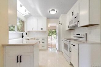 44 Brook Farm Close in Chappaqua, NY - Building Photo - Building Photo