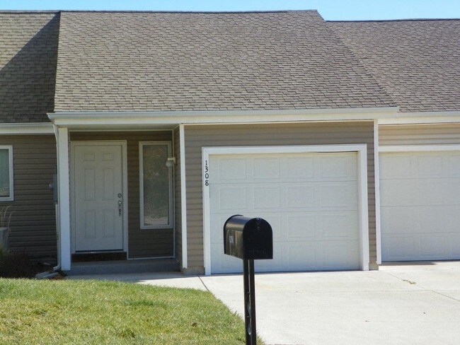 1308 Christy Dr in Manhattan, KS - Foto de edificio - Building Photo