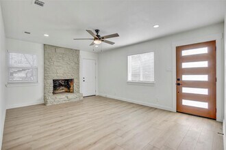 1402 Valleyridge Cir in Austin, TX - Building Photo - Building Photo