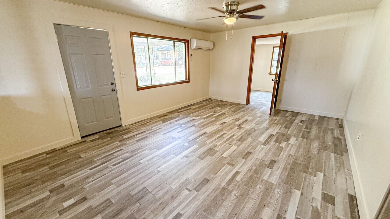 1104 E Main St in Paris, AR - Building Photo