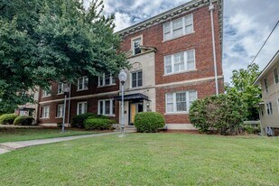 904 W Market St in Greensboro, NC - Building Photo
