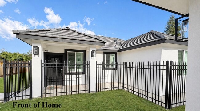 590 N Lincoln Ave in Dinuba, CA - Foto de edificio - Building Photo
