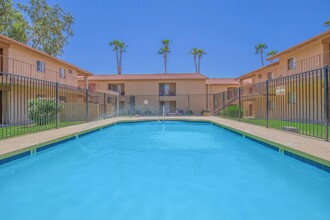 Whispering Willows Apartments in Phoenix, AZ - Foto de edificio - Interior Photo