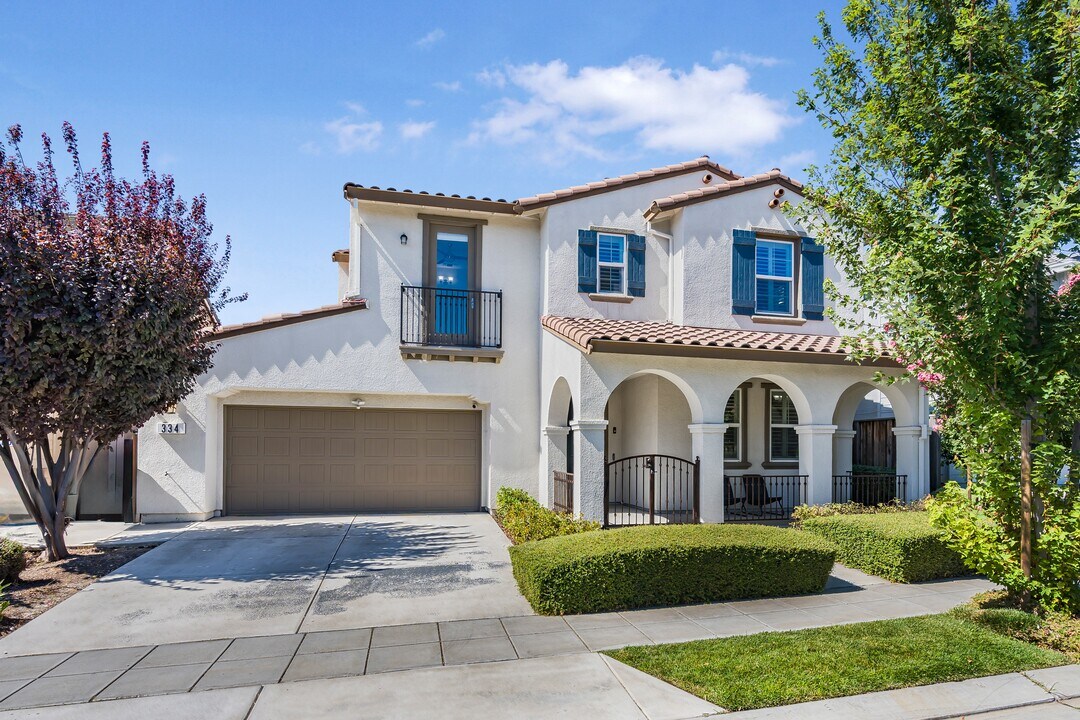 334 Huntington Ave in Tracy, CA - Building Photo