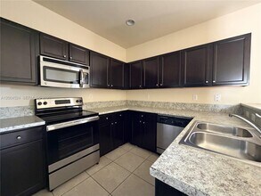 544 SE 32nd Ave in Homestead, FL - Foto de edificio - Building Photo