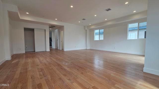 property at 915 N Ridgewood Pl