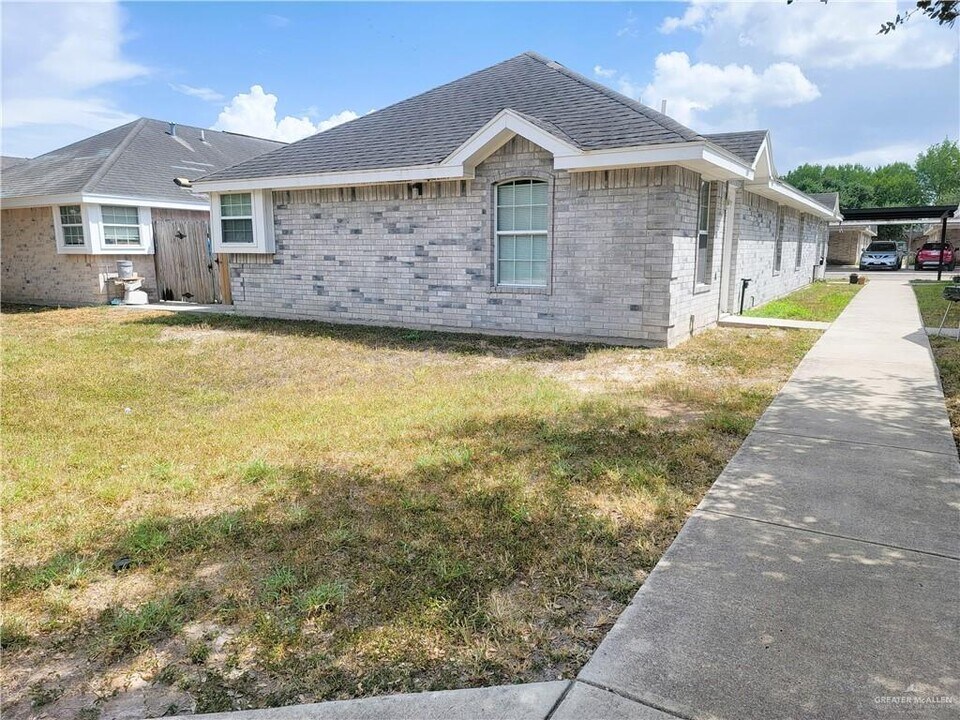 16 W Candlelight Ln in Edinburg, TX - Building Photo