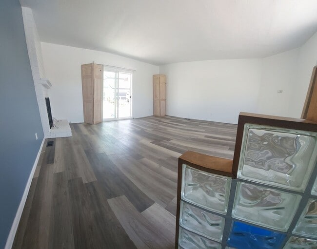 property at 1631 Van Horne Ln