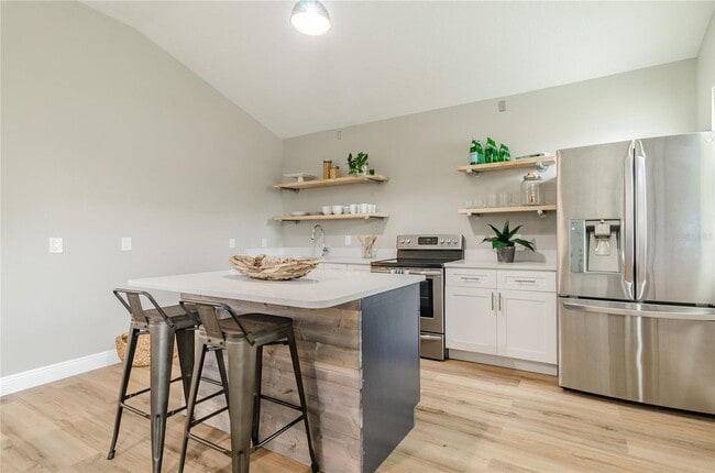 5802 N Suwanee Ave in Tampa, FL - Building Photo - Building Photo