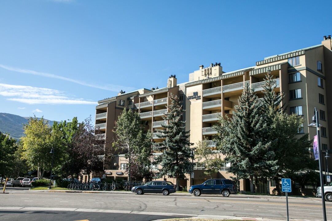 100 W Beaver Creek Blvd in Avon, CO - Building Photo