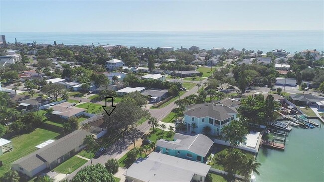 15865 Redington Dr in Redington Beach, FL - Foto de edificio - Building Photo