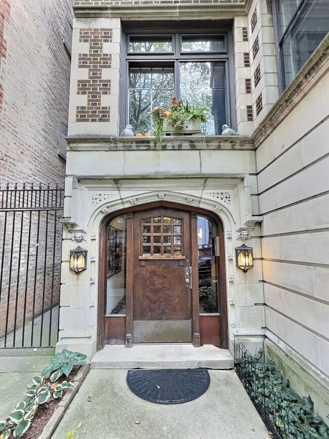 2921 N Pine Grove Ave in Chicago, IL - Building Photo - Building Photo